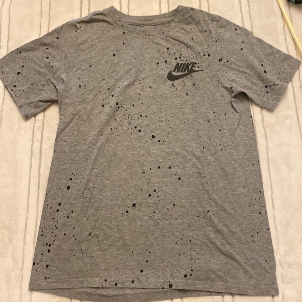 Boys Large Athletic Cut Gray with Black Spots Nike T- Shirt